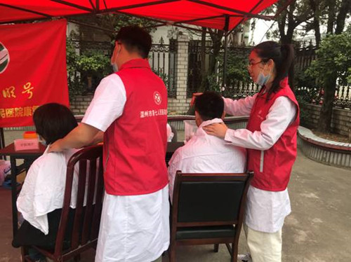 2019.10.27华亭义诊风雨不改，我们同在.jpg