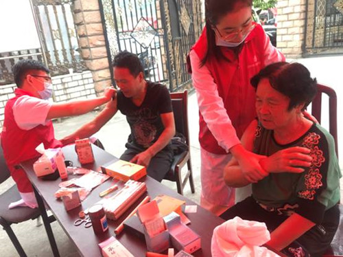 2019.10.27华亭义诊风雨不改，我们同在(1).jpg