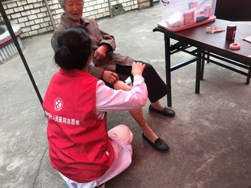 2019.10.27华亭义诊风雨不改，我们同在(3).jpg